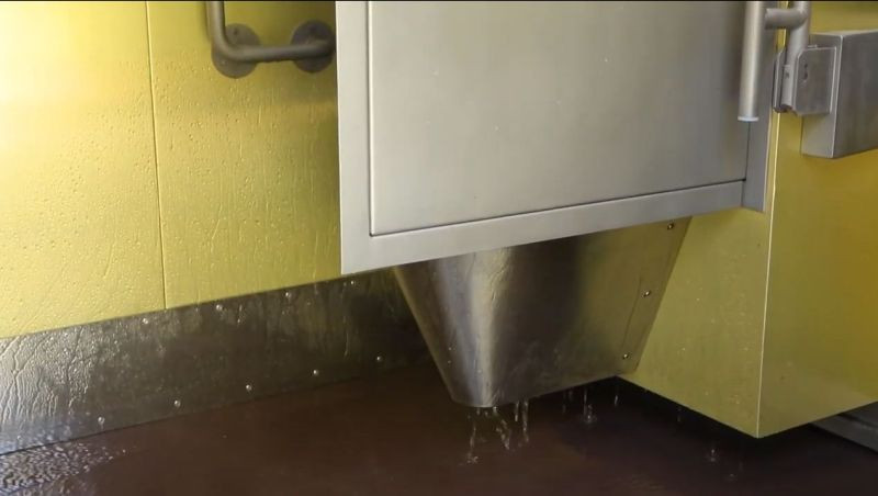 Nyilános WC, WC csésze mosása