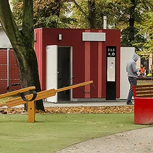 Épített utcabútor jellegű nyilvános WC-k